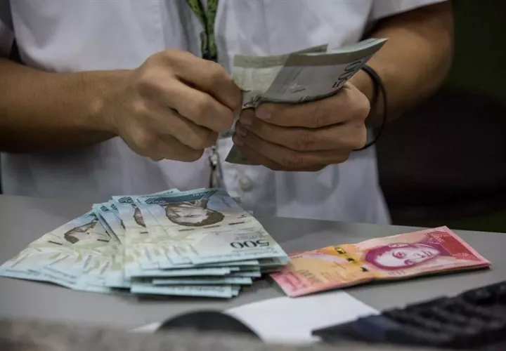En la práctica, comprar un kilo de carne o cinco pañales desechables, por poner dos ejemplos de gastos cotidianos, implica absorber todo ese salario mínimo. Foto: EFE
