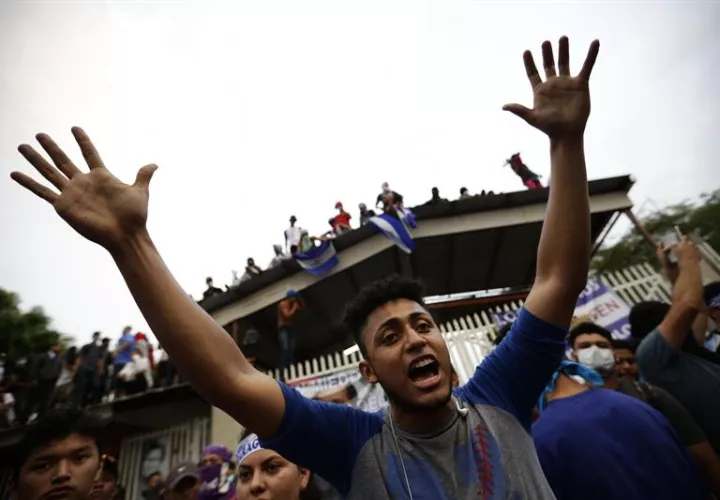 Cientos de personas exigen la renuncia del presidente Daniel Ortega durante en una marcha desde el centro de Managua hasta la Universidad Politécnica de Nicaragua (UPOLI), en Managua, Nicaragua. EFE
