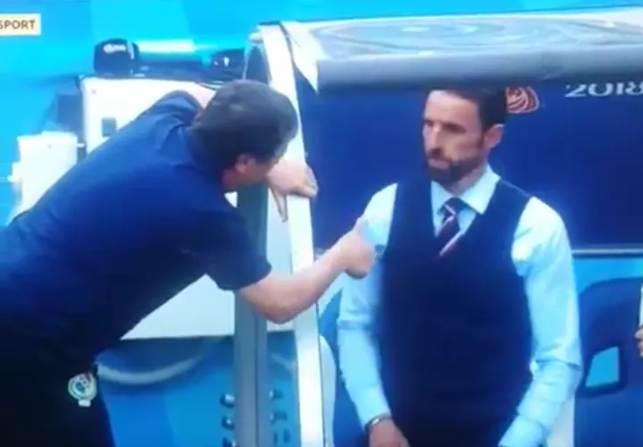 El técnico Hernán Gómez junto a Gareth Southgate. 