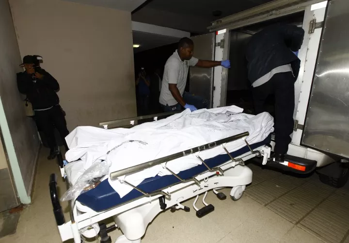 Uno de los cuerpos levantados en la sala de urgencias del Hospital Irma Lourdes Tzanetatos, en Tocumen. Fotos Alexander Santamaría Crítica