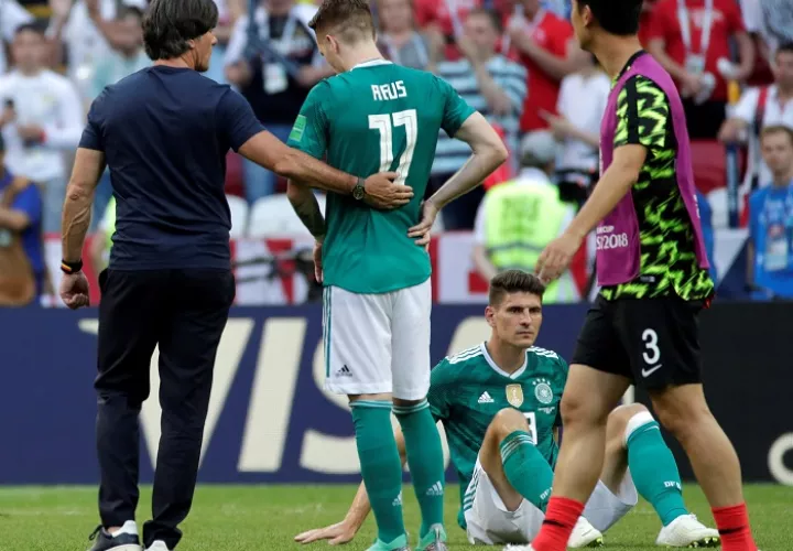 Joachim Löw (i) consuela al delantero alemán Marco Reus después de su derrota por 2-0./EFE