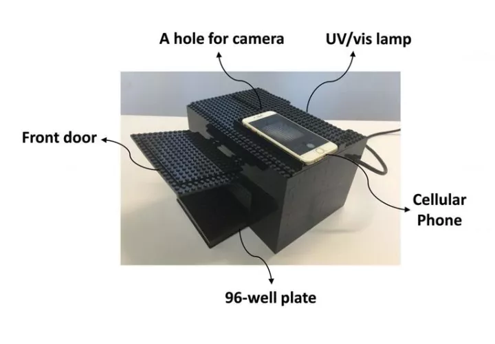 Fotografía cedida por la American Chemical Society donde se observa una estructura hecha con piezas de Lego y un teléfono móvil con explicaciones de emplazamiento de los componentes de un dispositivo que detecta y cuantifica los agentes nerviosos. EFE