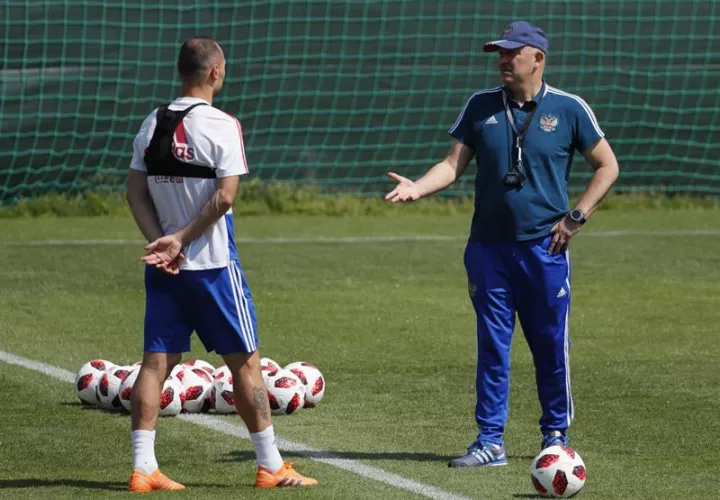 Ignashévich, un defensa cuarentón contra la Armada Española. Foto EFE