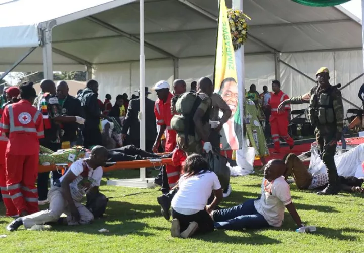 Una vista general muestra la escena del escenario principal después del estallido de una presunta bomba en una reunión dirigida por el presidente Emmerson Mnangagwa, en el White City Stadium en Bulawayo, Zimbabwe, el 23 de junio de 2018. EFE