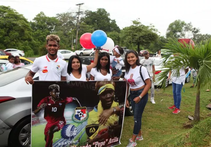El jugador Ricardo "Pepe" Ávila junto a sus familiares. Foto: EFE