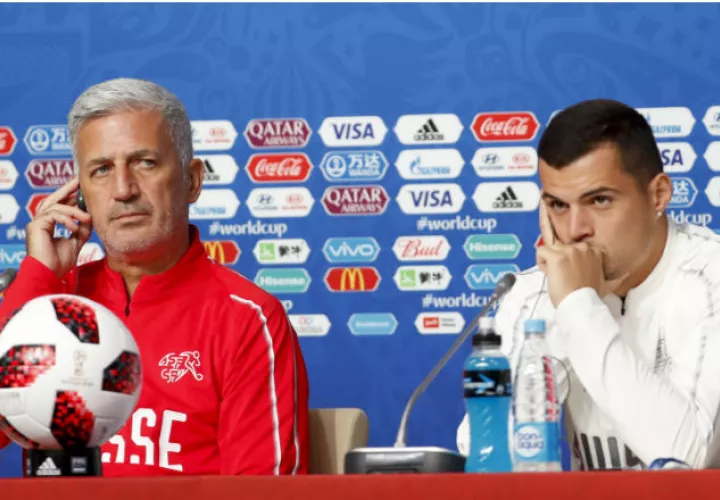 El entrenador de Suiza, Vladimir Petkovic (i), y el jugador, Granit Xhaka (d). Foto:EFE
