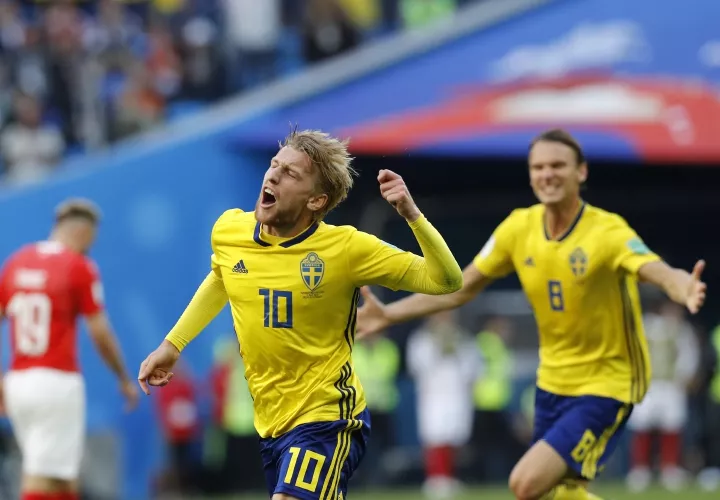 Emil Forsberg (izq.) celebra su anotación ante Suiza (1-0). Foto: AP