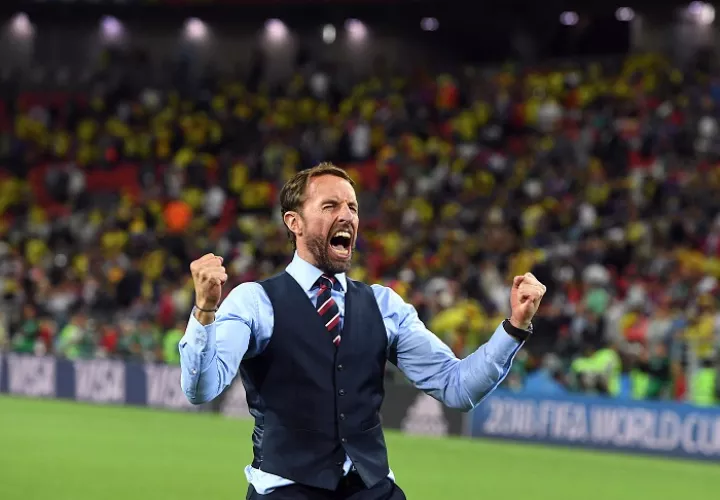 Gareth Southgate, técnico de Inglaterra, celebra su pase a los cuartos de final. Foto: AP