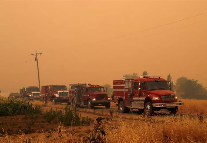 Efectivos de bomberos circulan por una carretera durante las labores de extinción de un incendio en Guinda, California, Estados Unidos, el 2 de julio de 2018. EFE
