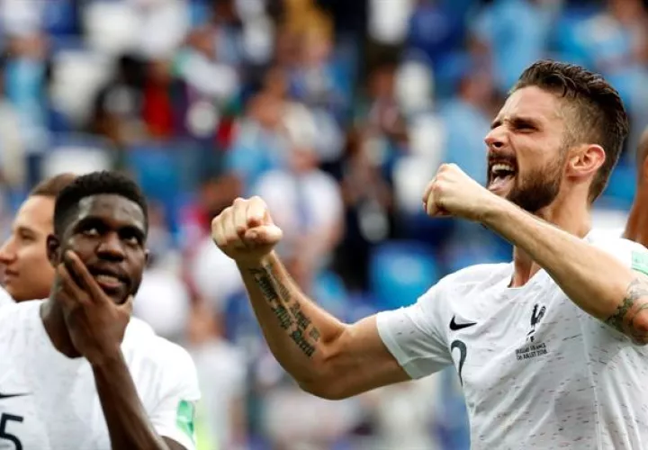 El delantero francés Olivier Giroud celebra el pase de su selección a cuartos de final, luego de derrotar 2-0 a Unuguay. Foto EFE