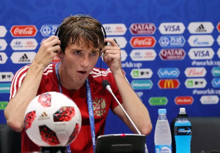 El ruso Mario Fernandes asiste a una conferencia de prensa en Sochi, Rusia. Foto EFE