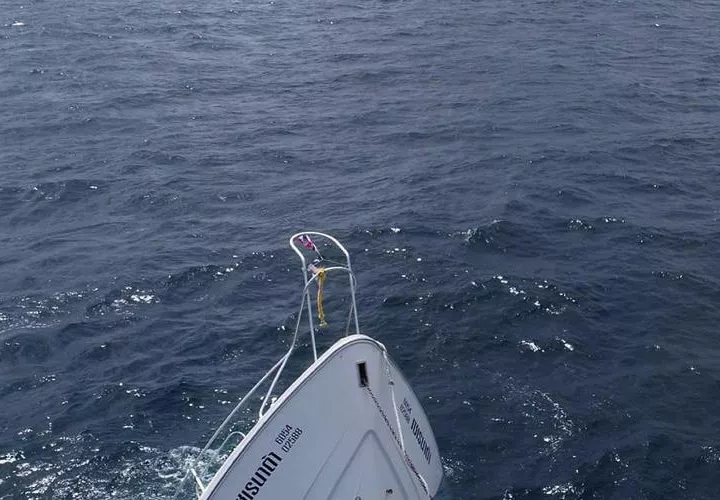 Barco turístico hundido (izq.) y rescate de uno de los náufragos (der.). EFE