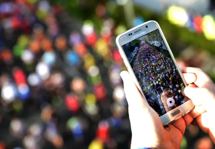 Una persona consulta su teléfono móvil. EFE/Archivo