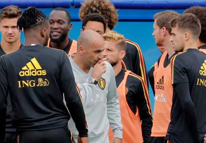 El entrenador de la selección de Bélgica, el español Roberto Martínez (c), charla con sus jugadores durante el entrenamiento. Foto EFE