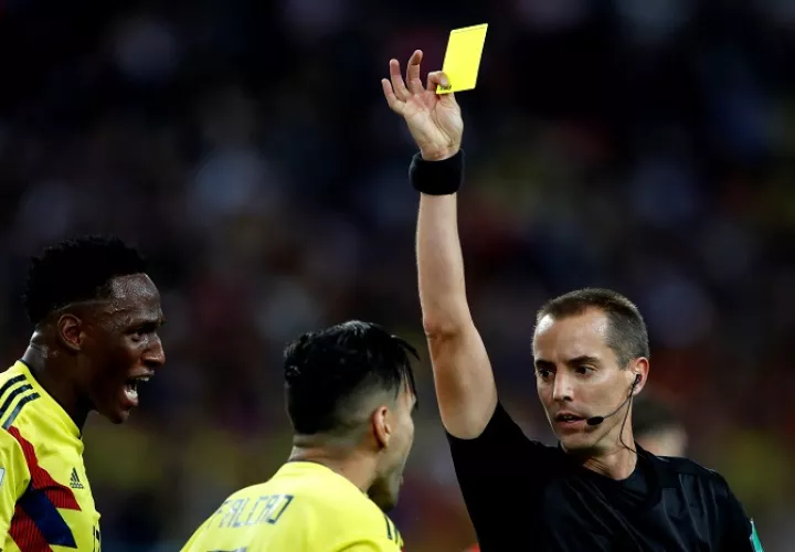 Mark Geiger muestra tarjeta amarilla al delantero colombiano Radamel Falcao durante el partido Colombia-Inglaterra, de octavos de final./EFE