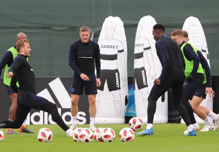 Los futbolistas ingleses Harry Kane (i) y Jamie Vardy (2i), durante la sesión de entrenamiento del equipo en el estadio Spartak Zelenogorsk. Foto EFE