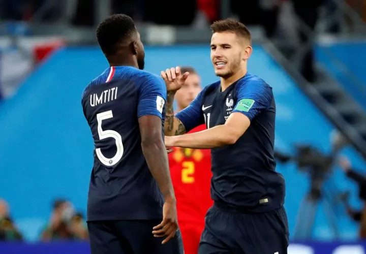 El defensa francés Samuel Umtiti (i) celebra con el defensa francés Lucas Hernández (d) tras marcar el 1-0 durante el partido Francia-Bélgica, de semifinales. Foto EFE