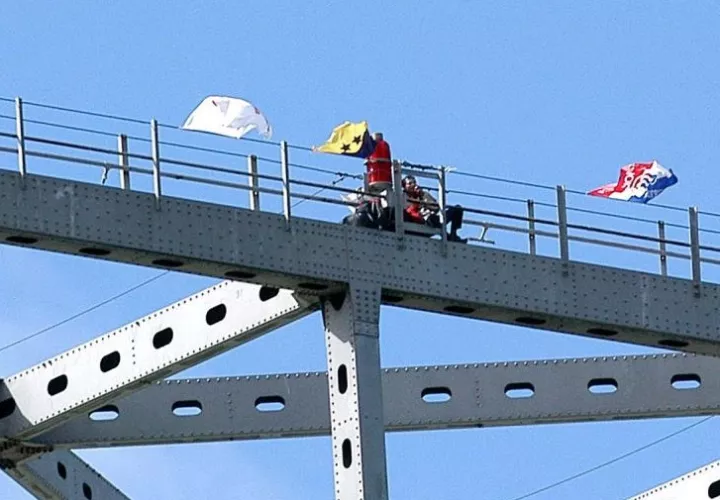 Dos transportistas en las alturas del Puente de las Américas sobre el canal de Panamá. EFE/Archivo