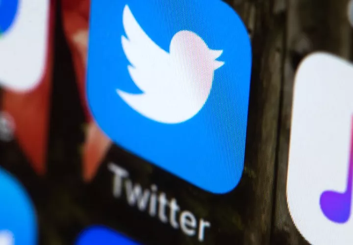 Twitter ha estado trabajando para eliminar cuentas falsas, bots y publicaciones abusivas de su servicio. AP