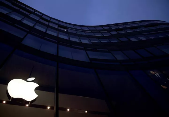 Imagen de un logo de Apple en la sede de la compañía en California. EFE Archivo