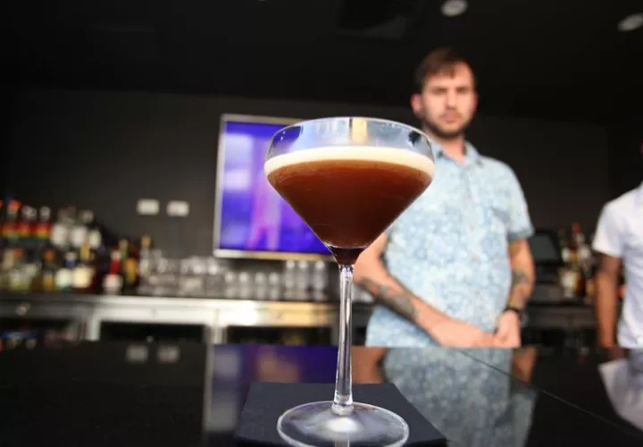 Fotografía de un coctel en primer plano preparado por el experto en coctelería Enrique Auvert (atrás) durante una entrevista con Efe, en Ciudad de Panamá (Panamá). EFE