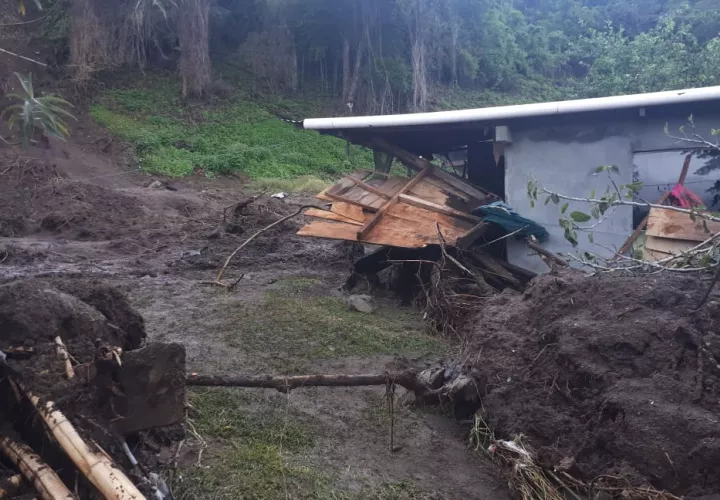 Los cuerpos de las dos  víctimas fueron ubicados la madrugada de este domingo por equipos de rescate. Foto: Mayra Madrid