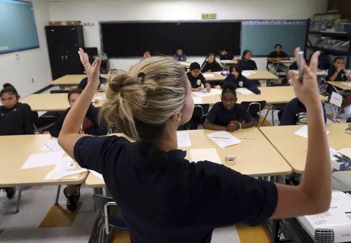 La maestra Zara Gibbon hace un gesto mientras enseña a un grupo de estudiantes entrantes de sexto grado en Animo Westside Charter Middle School durante una sesión de verano para presentarles a nuevos alumnos la escuela a la que asistirán en el otoño. AP