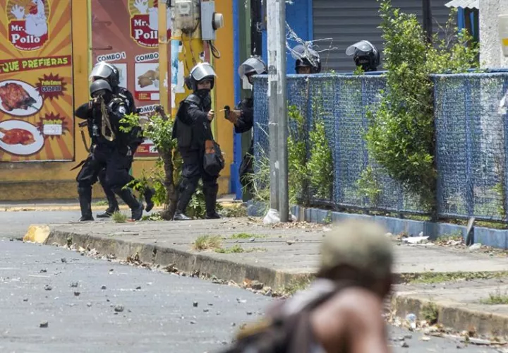Policías y paramilitares nicaragüenses se enfrentan a manifestantes. EFE Archivo