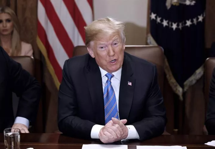 El presidente de los Estados Unidos, Donald J. Trump, asiste a una reunión con su gabinete en la Casa Blanca, Washington, hoy, 18 de julio de 2018. EFE