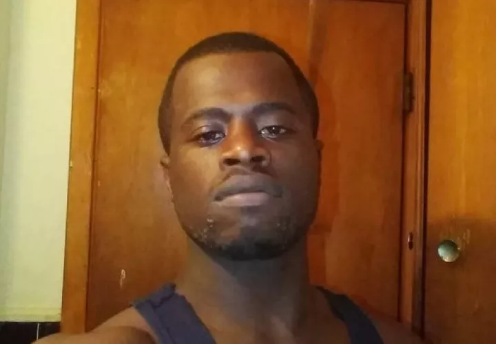 La policía dijo que Tommy Lee Beverly Jr., de 27 años, es buscado por un cargo de robo a mano armada. AP