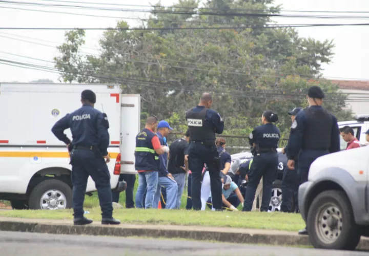Las autoridades presumen que la mujer fue abandonada al fallecer trayecto al centro hospitalario. Foto: Eric Montenegro