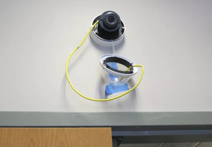 Los funcionarios del distrito reconocen que no impedirá que un atacante determinado entre por la puerta, ni advertirá contra alguien que no sea una amenaza conocida. AP