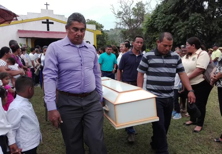 Los familiares de Valentín Rivas viajaron por una hora y media hasta el poblado de Teria, en el corregimiento de Cirí de Los Sotos, para el sepelio.