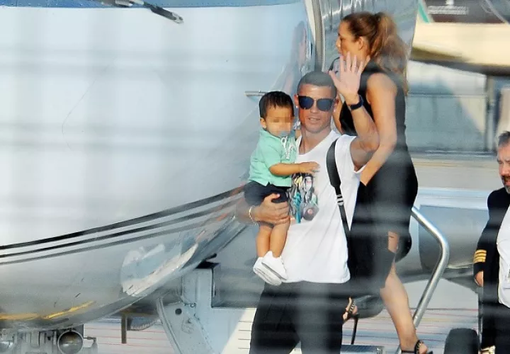 Cristiano saluda a su llegada al aeropuerto para presentarse con su club./EFE