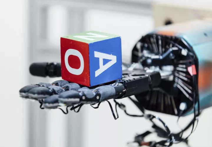 Una mano robótica que gira un cubo en el laboratorio de investigación de OpenAI. AP