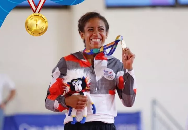 La judoca posa con su presea de oro en los Juegos Centroamericanos y del Caribe. Foto: COP