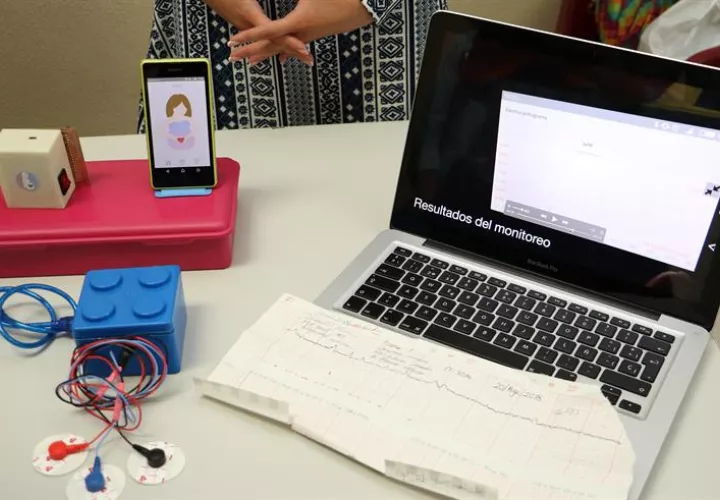 Fotografía cedida por el Instituto Politécnico Nacional (IPN) hoy, martes 31 de julio de 2018, que muestra a alumnos realizando pruebas del sistema PreGoBaby, en la Ciudad de México (México). EFE/IPN/SOLO USO EDITORIAL