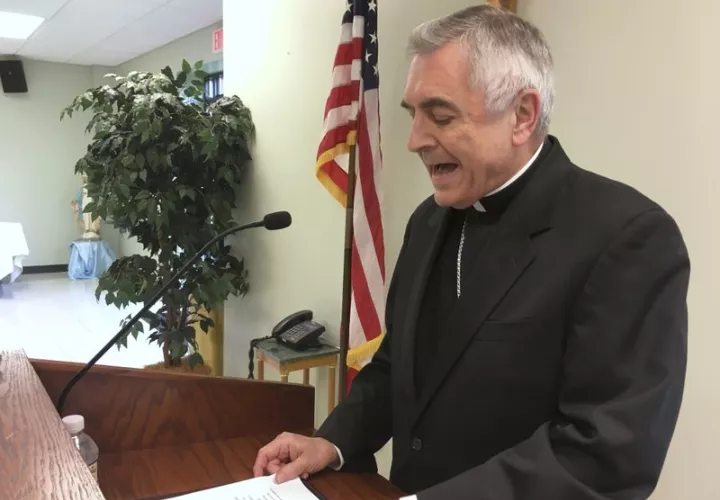 El Reverendo Ronald Gainer, obispo católico de la diócesis de Harrisburg, Pensilvania, discute el abuso sexual infantil por parte del clero y una decisión de la diócesis de eliminar nombres de obispos que datan de la década de 1940. Foto: AP