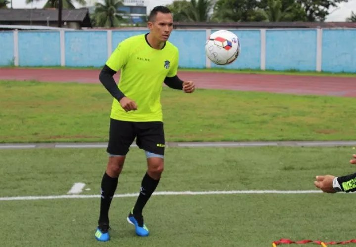 El delantero Blas Pérez durante el entrenamiento. Foto: Árabe Unido
