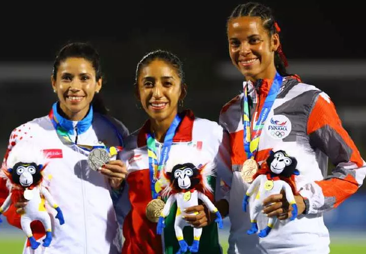 Andrea Ferris (der.) durante la premiación de los tres mil metros con obstáculos. Foto: COP