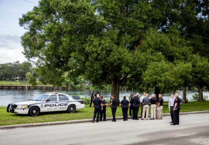  Los equipos de buceo del Departamento de Bomberos de Tampa recuperaron el cuerpo del niña que luego fue declarada muerta en el hospital. AP