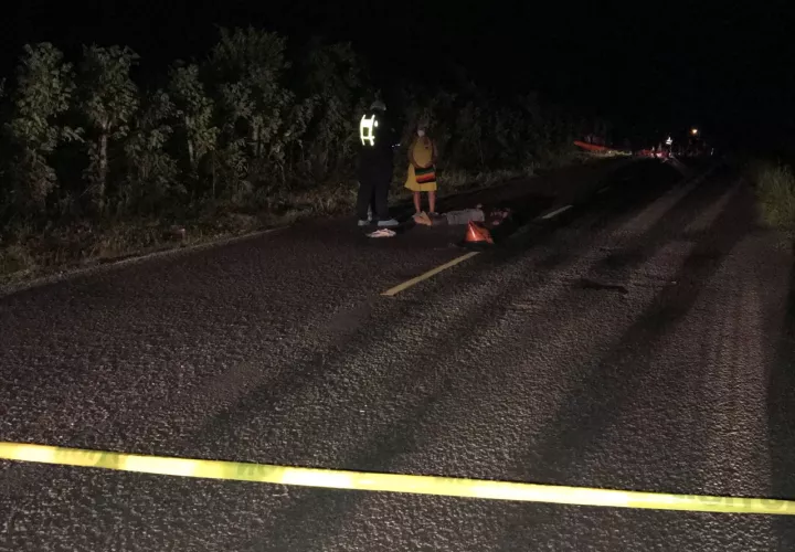 En este mismo punto donde se ocurrió este atropello fatal, se han registrado hechos de tránsito similares, producto del exceso de velocidad de algunos conductores, la falta de luminarias y aceras. Foto: Mayra Madrid
