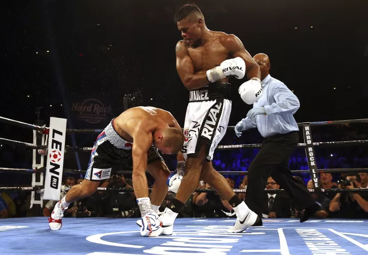 Eleider Álvarez (der.) montó un ataque despiadado en el séptimo asalto. Foto: AP