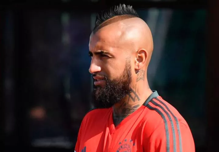 Arturo Vidal, acompañado por el responsable del Área Deportiva del FC Barcelona, Jordi Mestre y del director deportivo del club azulgrana, Eric Abidal./EFE