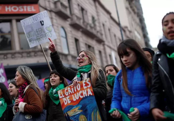 Personas a favor de despenalizar el aborto se manifiestan en el exterior del Congreso. EFEArchivo