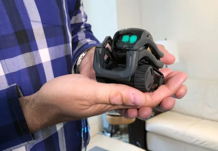 Anki CEO Boris Sofman con el robot doméstico Vector. AP