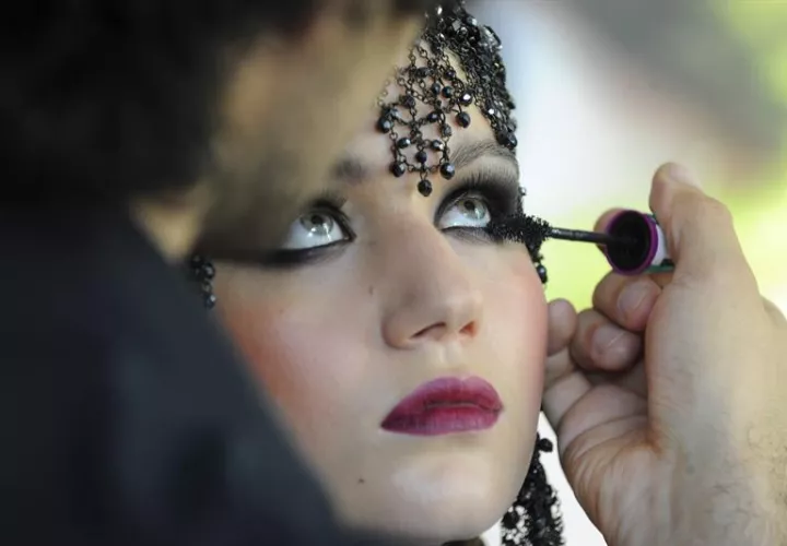 El artista Boris Entrup (no aparece en la imagen) maquilla a una modelo con productos de L&#039;Oréal. EFE/Archivo