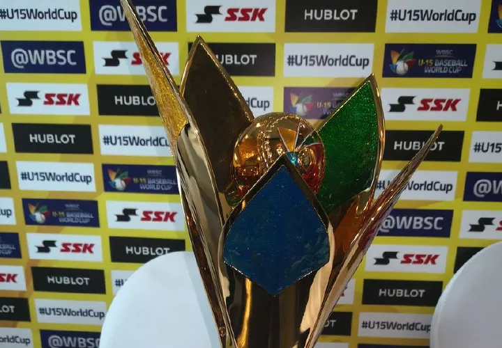 La Copa Mundial Sub-15 de Béisbol, la cual será entregada al equipo que resulte campeón del torneo que se inicia hoy. Foto: Fedebeis