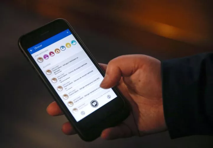 La creadora del SiE (Sistema de Información de Emergencia), la chilena Barbarita Lara, explica el uso de la aplicación durante una conferencia en Santiago (Chile). EFE