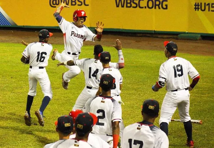 El equipo panameño celebra una de las carreras anotadas en el partido. Foto: Fedebeis/ Cortesía